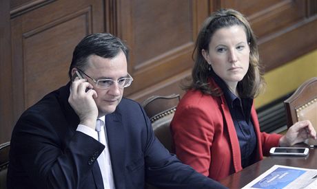 Premiér Petr Neas a vicepremiérka Karolína Peake na jednání Poslanecké snmovny