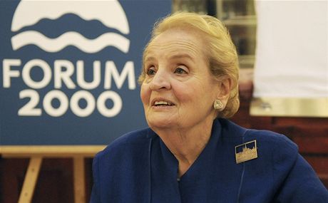 Bývalá americká ministryn zahraniních vcí Madeleine Albrightová pi autogramiád, kterou uspoádala v rámci konference Forum 2000. 