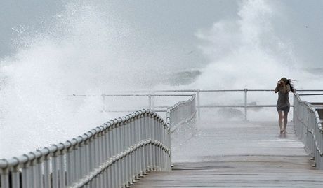 Sandy, který na východ USA pejmenovali na Frankenstorm, by podle varování meteorolog mohl zpsobit kody a za miliardu dolar.