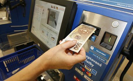 Automat na placení si poradí s hotovostí i platebními kartami.
