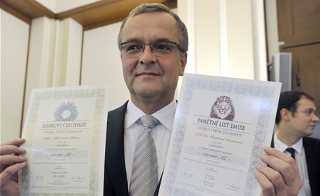 Ministr financí Miroslav Kalousek pedstavil vánoní emisi státních spoících dluhopis.