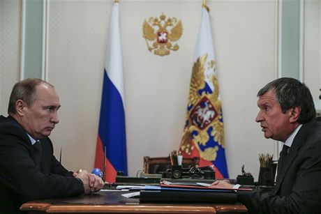 Vladimir Putin a éf ropného gigantu Rosnf Igor Sein