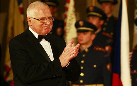 Václav Klaus pi pedávání státních vyznamenání 28. íjna 2011.