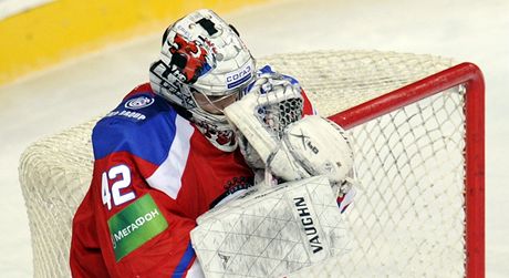 Utkání KHL Lev Praha - Metallurg Novokuznck. Zklamaný branká týmu Lev Praha Tomá Pöpperle poté, co inkasoval branku v prodlouení