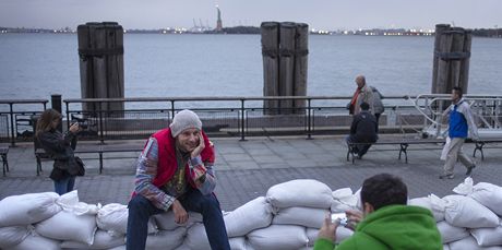 Rutí turisté si v New Yorku na pytlích s pískem udlají pár fotografií na památku.