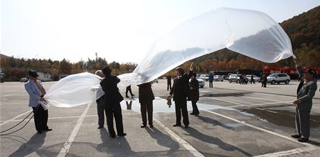Aktivisté bez ohledu na varování vypustili dalí balony nad KLDR