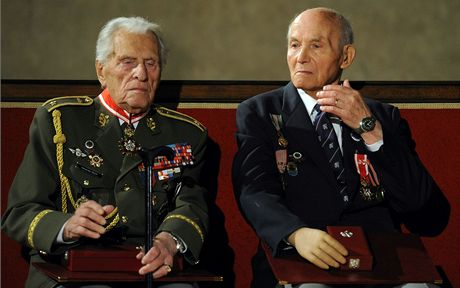 Válení veteráni Alexander Beer (vlevo) a Vasil Korol práv pebrali státní vyznamenání 