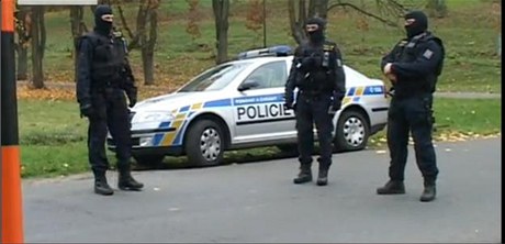 Policisté ped hotelem Lázn Kostelec u Zlína