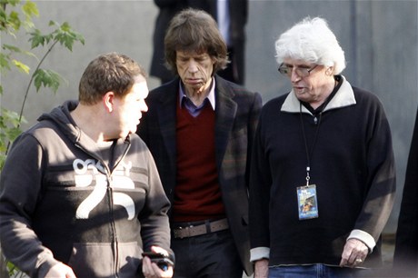 Mick Jagger ped paíským klubem Trabendo