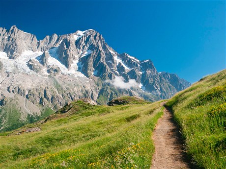 Dolomity jsou autem z Grada nedaleko.