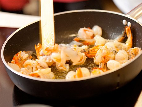 Ať už budete krevety vařit, nebo smažit, udělané jsou za minutu.