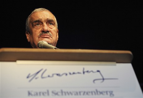 Pedseda TOP 09 a ministr zahranií Karel Schwarzenberg. 