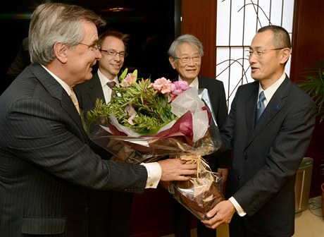 Japonský výzkumník Šinja Jamanaka se dozvěděl o tom, že získal letošní Nobelovu cenu za lékařství a fyziologii, ve chvíli, kdy opravoval starou pračku. 