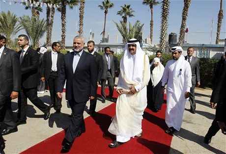 Premiér Gazy doprovází katarského emíra pes hraniní pechod Rafáh