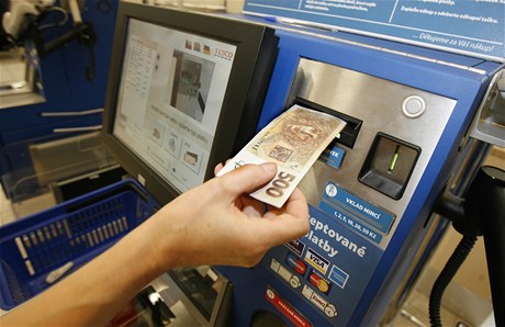 Automat na placení si poradí s hotovostí i platebními kartami.