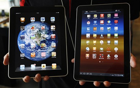 Vlevo Apple iPad, vpravo Samsung Galaxy Tab