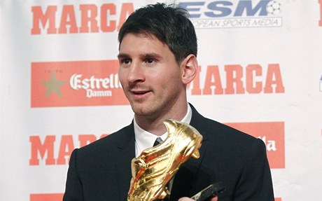 Hvězdný fotbalista Barcelony Lionel Messi se Zlatou kopačku pro nejlepšího ligového střelce sezony 2011/2012
