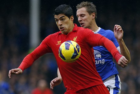 Fotbalista Liverpoolu Luis Suárez (vlevo) a Phil Jagielka z Evertonu
