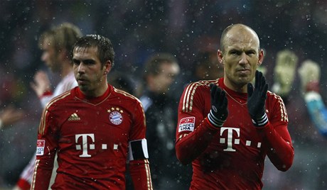 Smutní fotbalisté Bayernu Mnichov Arjen Robben (vpravo) a Philipp Lahm