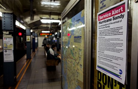 Upozornní, která visí v newyorském metru