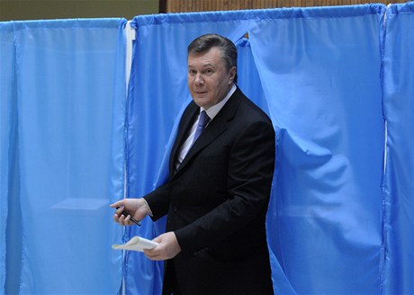 Ukrajinský prezident Viktor Janukovy� u voleb