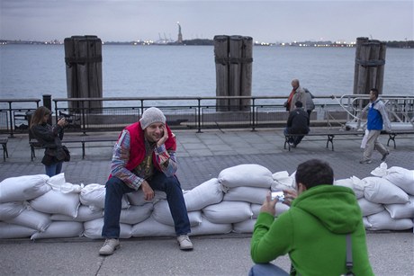 Rutí turisté si v New Yorku na pytlích s pískem udlají pár fotografií na památku.