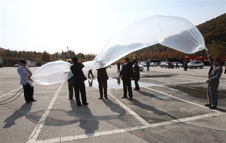 Aktivisté bez ohledu na varování vypustili dalí balony nad KLDR