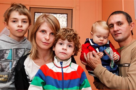 Desetiletý Saša i čtyřletý Oscar se Nastě a Sašovi Hagenovým (tehdy Kondratěnkovým) narodili ještě v době, kdy žili na Ukrajině. Nejmladší syn, kterému je rok a půl, se narodil už v Česku.