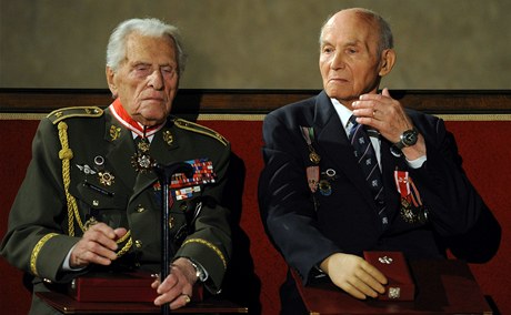 Válení veteráni Alexander Beer (vlevo) a Vasil Korol práv pebrali státní vyznamenání 