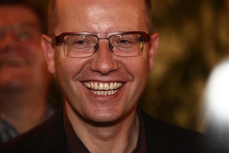 Bohuslav Sobotka se raduje po druhém kole senátních voleb.