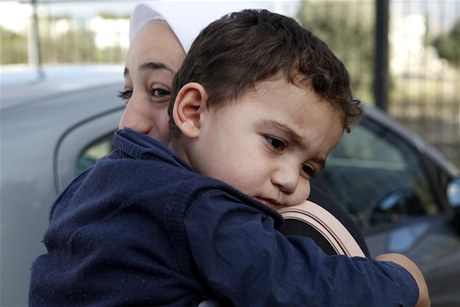 Syrský chlapec, kterého rodina zapomnla bhem bombardování v Sýrii, je zpt u svých rodi.