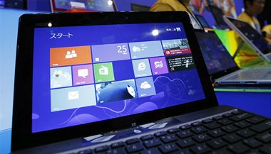 Pedstaven tabletu Microsoft Surface v Tokiu.