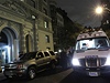 Policejní auta ped luxusním apartmánem na Manhattanu, kde byly ubodány dv malé dti. 