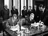 Pedsedové vlád SSR a MLR Lubomír trougal (vlevo) a György Lázár pi podpisu smlouvy o výstavb a provozu soustavy vodních dl Gabíkovo - Nagymaros na Dunaji. (16.9.1977)