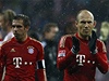 Smutní fotbalisté Bayernu Mnichov Arjen Robben (vpravo) a Philipp Lahm