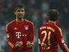 Smutní fotbalisté Bayernu Mnichov Thomas Müller (vlevo) a Philipp Lahm