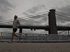 Mraky nad Brooklynským mostem. New York se chystá na píchod hurikánu