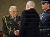 Generál Alexander Beer pijímá gratulaci od prezidenta Václava Klause.