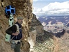 Pracovník Googlu Steve Silverman stojí na jedné z vyhlídkových ploch národního Parku Grand Canyon, odkud se chystá sestoupit do údolí. 