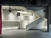 Podzemní sál, do kterého se vstupuje dvouramenným betonovým schoditm z foyer.