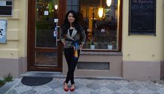 Majitelka vietnamského bistra Red Hot Chilli Naty Trinh p�ed svým podnikem.