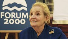 Bývalá americká ministryně zahraničních věcí Madeleine Albrightová při autogramiádě, kterou uspořádala v rámci konference Forum 2000. 