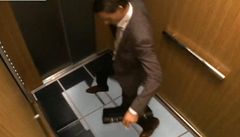Jaké to je, když se pod vámi ve výtahu propadne podlaha