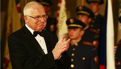 Václav Klaus pi pedávání státních vyznamenání 28. íjna 2011.