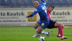 Slovan Liberec - Mladá Boleslav. Vpravo hrá Mladé Boleslavi Martin Filo, vlevo Jií tajner z Liberce