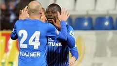Slovan Liberec - Mladá Boleslav. Vlevo hrá Slovanu Liberec Jií tajner a jeho spoluhrá a stelec první branky Dzon Delarge