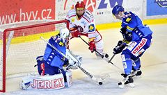 Kometa Brno - Ocelái Tinec. Zleva branká Brna Jií Trvaj, Jan Peterek z Tince a Juraj Valach z Brna