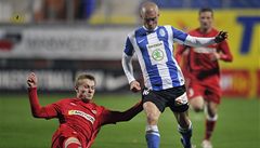 Mladá Boleslav - Zbrojovka Brno. Martin Nepor z Boleslavi a Jakub Brabec (vlevo) z Brna