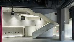 Podzemní sál, do kterého se vstupuje dvouramenným betonovým schodi�t�m z foyer.