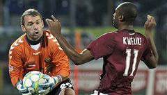 Jaromír Bla�ek (levo) zasahuje p�ed Léonardem Kweukem